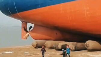 鏟車(chē)助推8200噸散貨船&ldquo;遠(yuǎn)景發(fā)展&rdquo;氣囊上排下水吉水接水順利#氣囊下水#船舶下水#船用氣囊#散貨船下水#遠(yuǎn)景發(fā)展